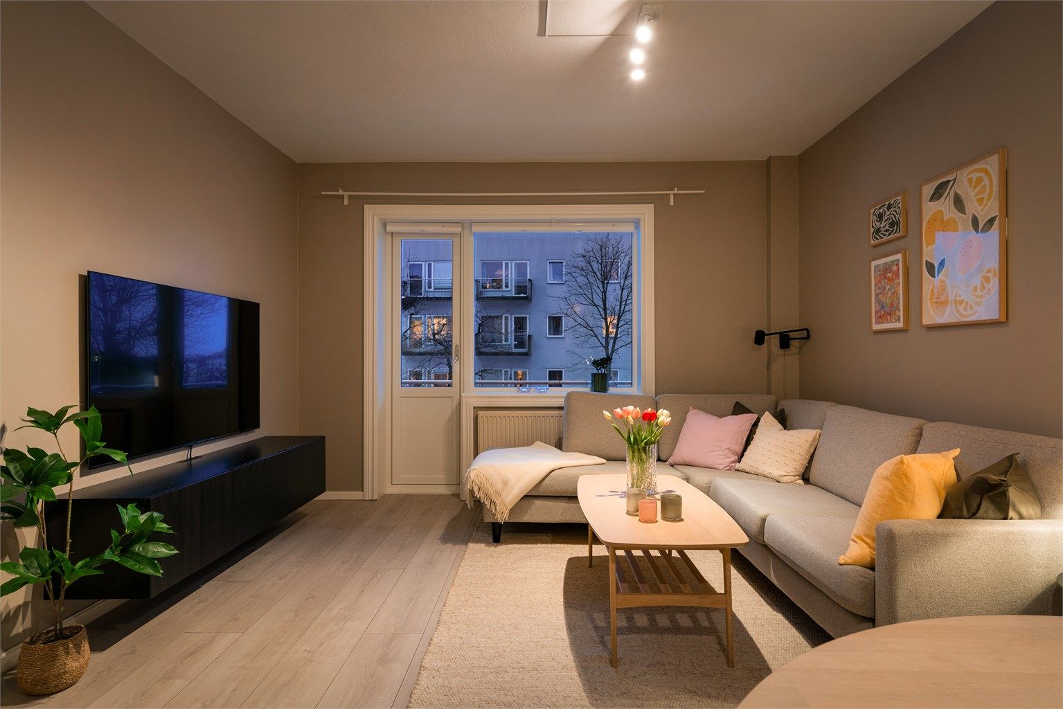 Fra stuen er det videre adkomst ut til balkongen. 