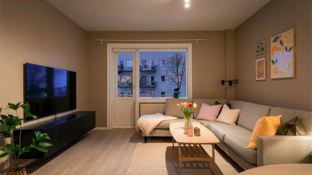 Fra stuen er det videre adkomst ut til balkongen.