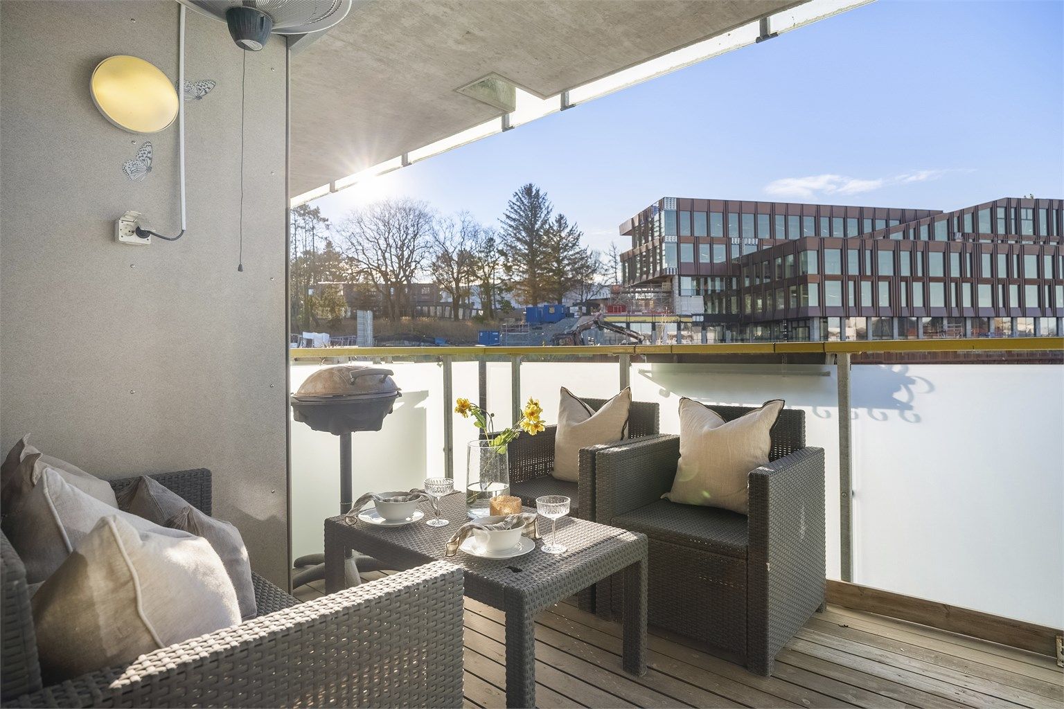Balkongen gir et fint uterom med plass til sittegruppe. Grilling er tillatt.