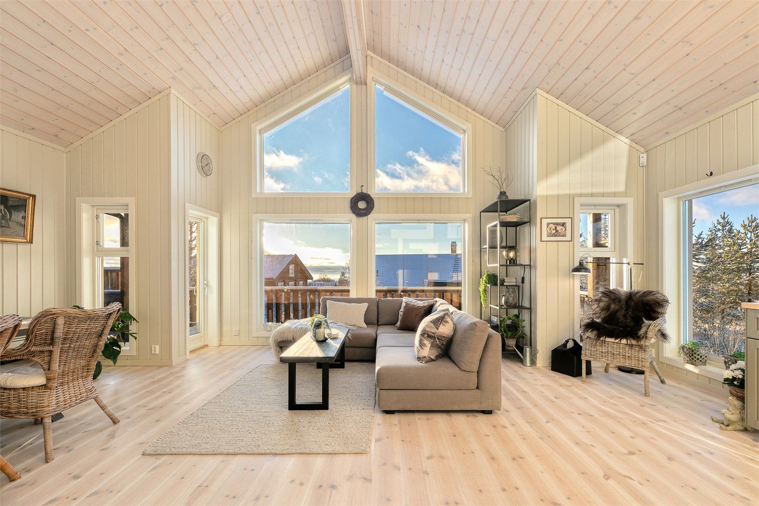 Atmosfæren er lun og god, og bidrar til å skape et koselig tilholdssted for familiehygge og sosiale middager. 