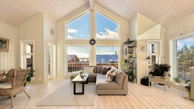 Atmosfæren er lun og god, og bidrar til å skape et koselig tilholdssted for familiehygge og sosiale middager.