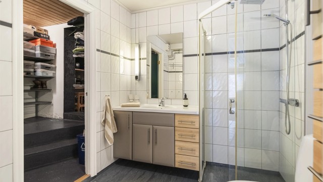 Badet i første etasje ble oppgradert i 2000/2001 og har flislagte vegger, gulvvarme og dusjhjørne.