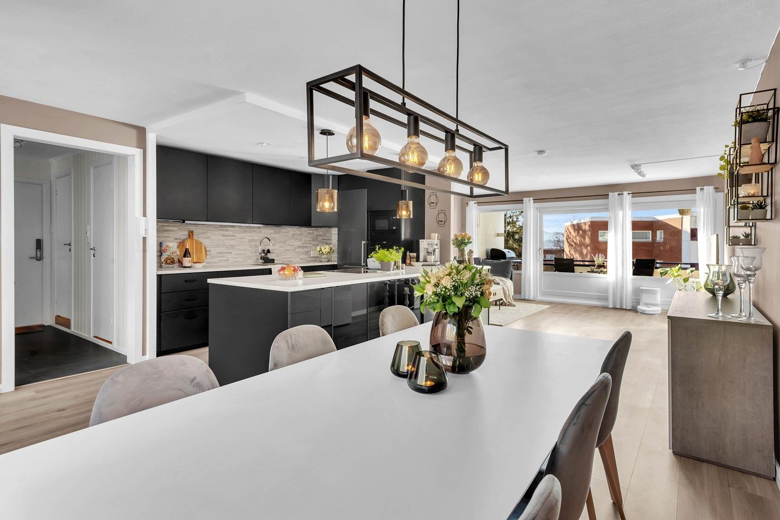 Her er det god plass til å invitere venner og familie til hyggelige middagsselskaper.