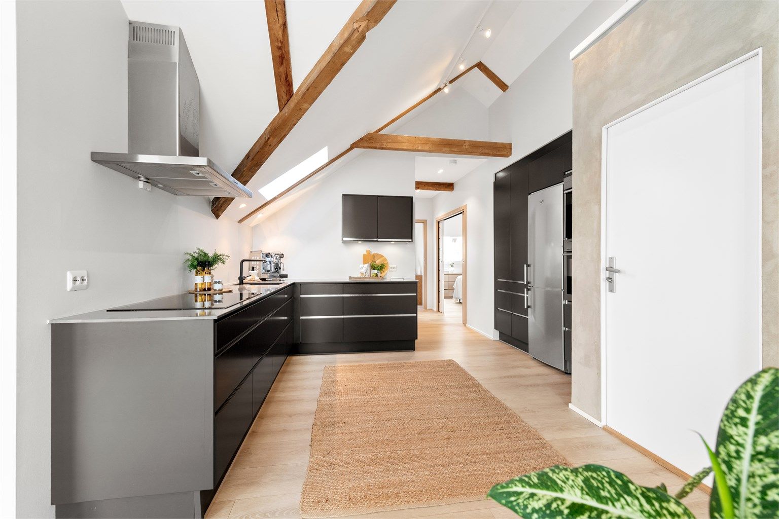 Kjøkkenet fra Drømmekjøkkenet (2015) er utstyrt med benkeplate i stein og integrerte hvitevarer. En automatisk vannstopper med fuktsensor gir ekstra trygghet.