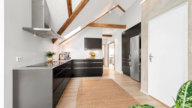 Kjøkkenet fra Drømmekjøkkenet (2015) er utstyrt med benkeplate i stein og integrerte hvitevarer. En automatisk vannstopper med fuktsensor gir ekstra trygghet.