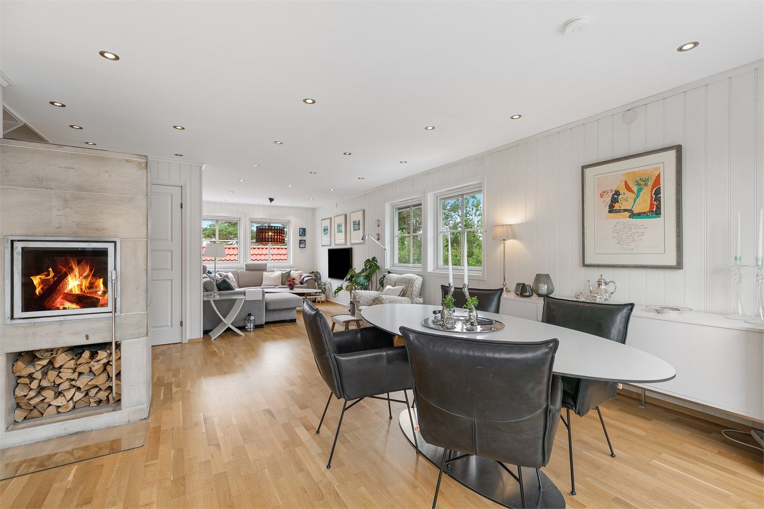 Lys og koselig spiseplass med peis og god romfølelse.