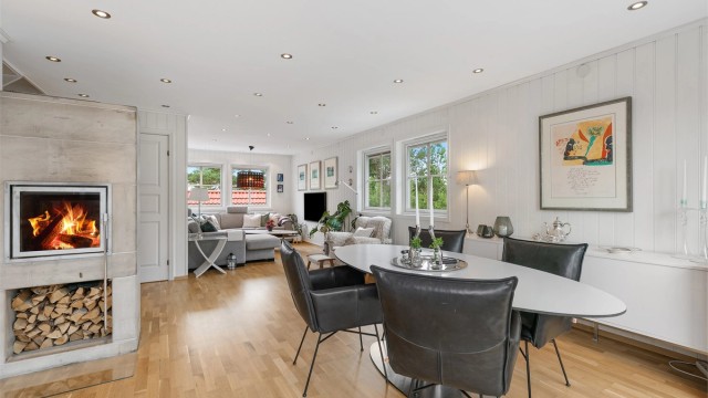 Lys og koselig spiseplass med peis og god romfølelse.