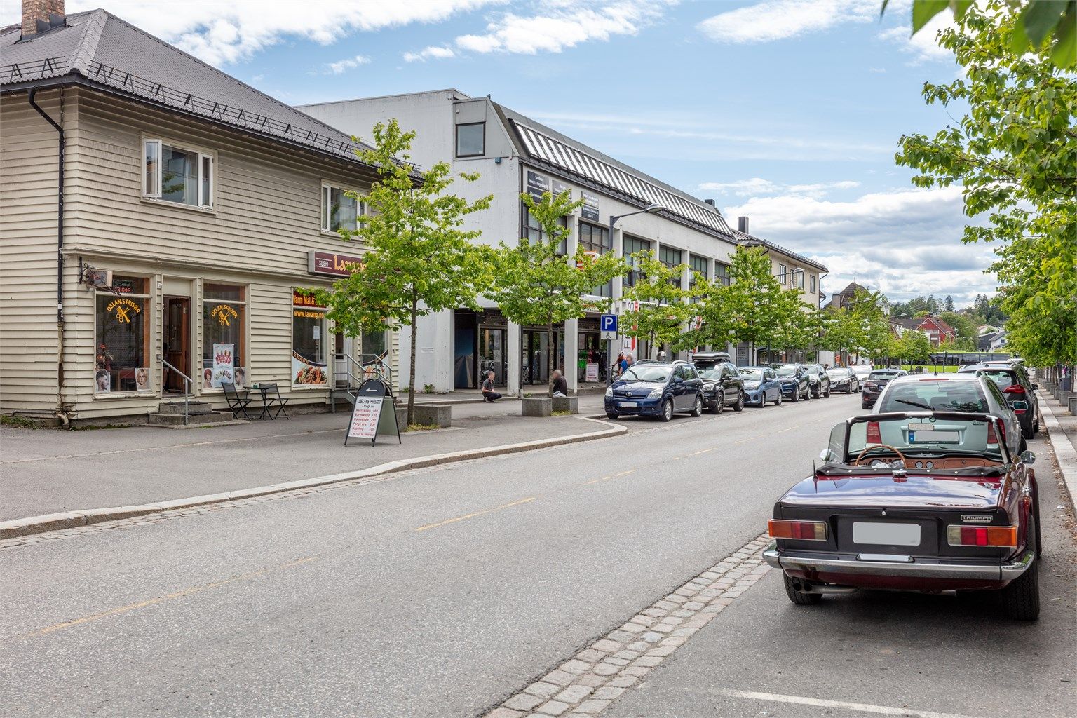 Nærområdet Strømmen byr på et variert utvalg av lokale servicetilbud og forretninger.