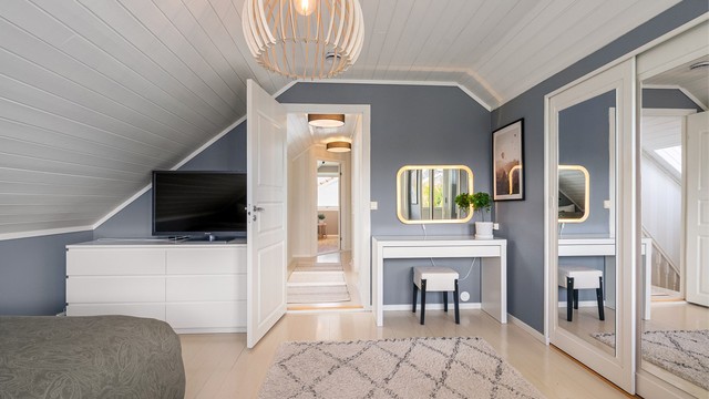 God plass til både seng, garderobe og en liten arbeids- eller sminkeplass