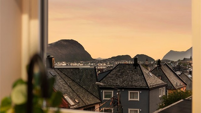 Utsikten er minst like fin på kveldstid! Fra kjøkkenvinduet vil man oppleve solnedgangen mot Godøyfjellet i vest