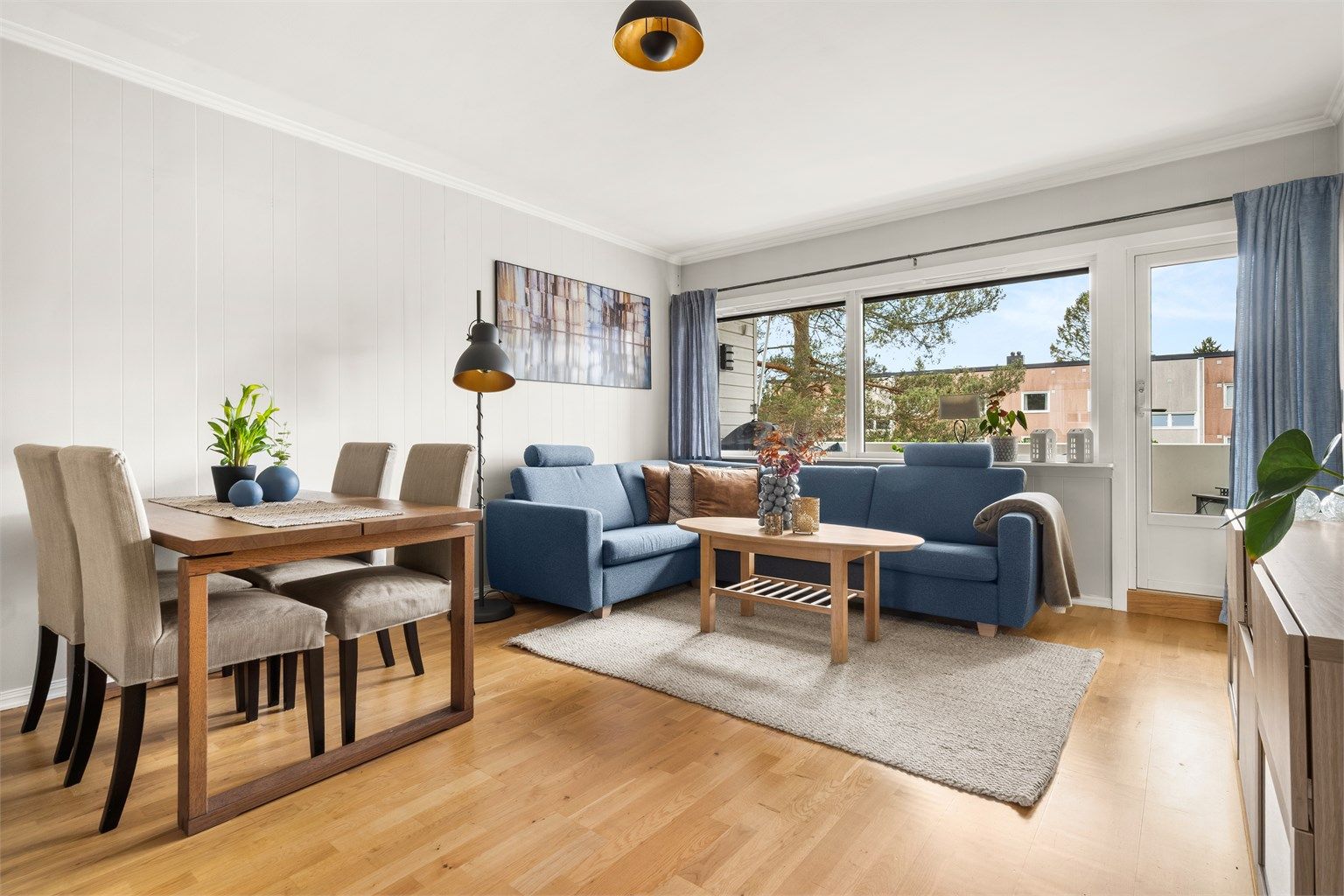 Lys og herlig stue med god størrelse.
Det er god takhøyde på ca. 2,52 meter i de fleste oppholdsrom.
Foto: Martine Eren Jacobsen