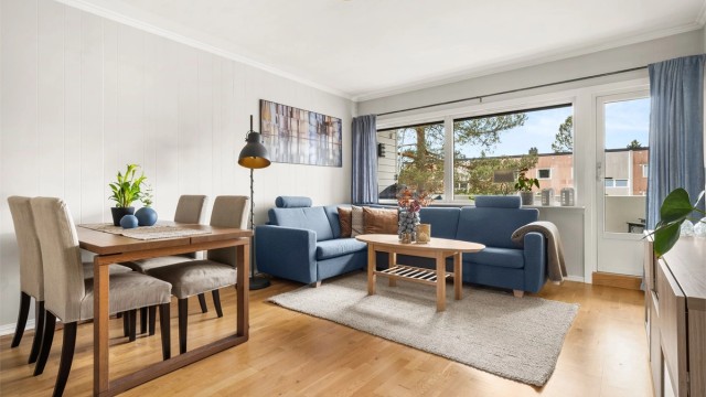 Lys og herlig stue med god størrelse.
Det er god takhøyde på ca. 2,52 meter i de fleste oppholdsrom.
Foto: Martine Eren Jacobsen