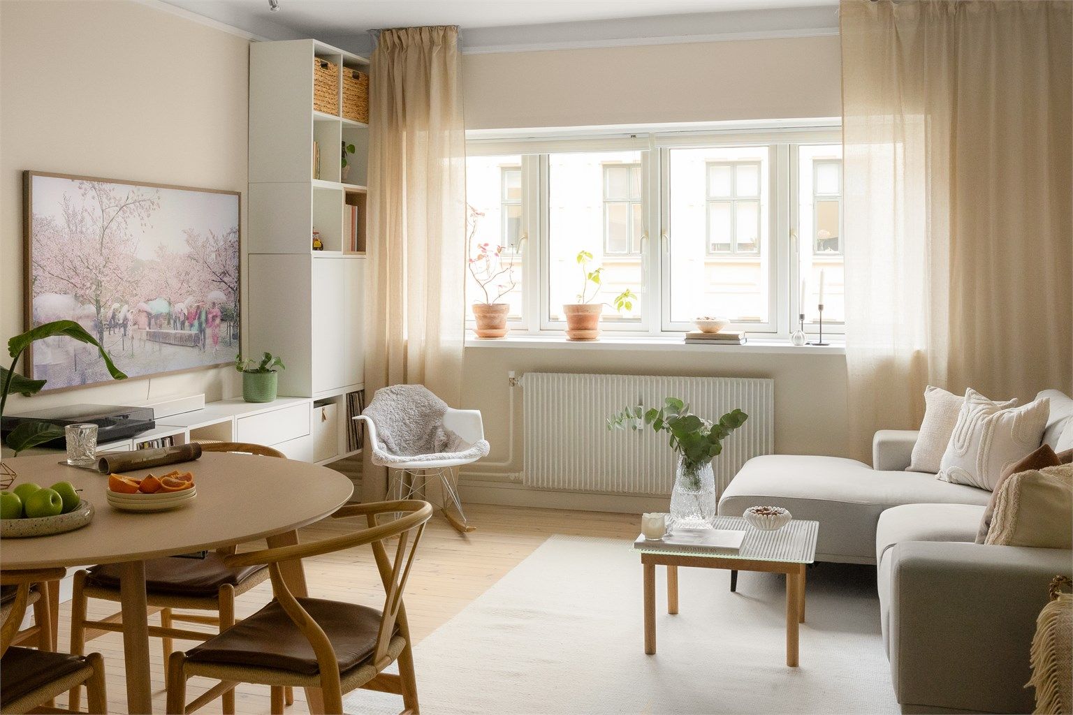 Store vindusflater i stuen slipper inn rikelig med dagslys og gir rommet en luftig atmosfære. 