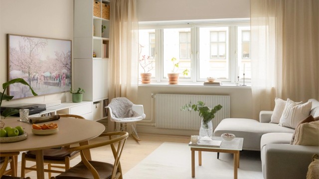 Store vindusflater i stuen slipper inn rikelig med dagslys og gir rommet en luftig atmosfære.