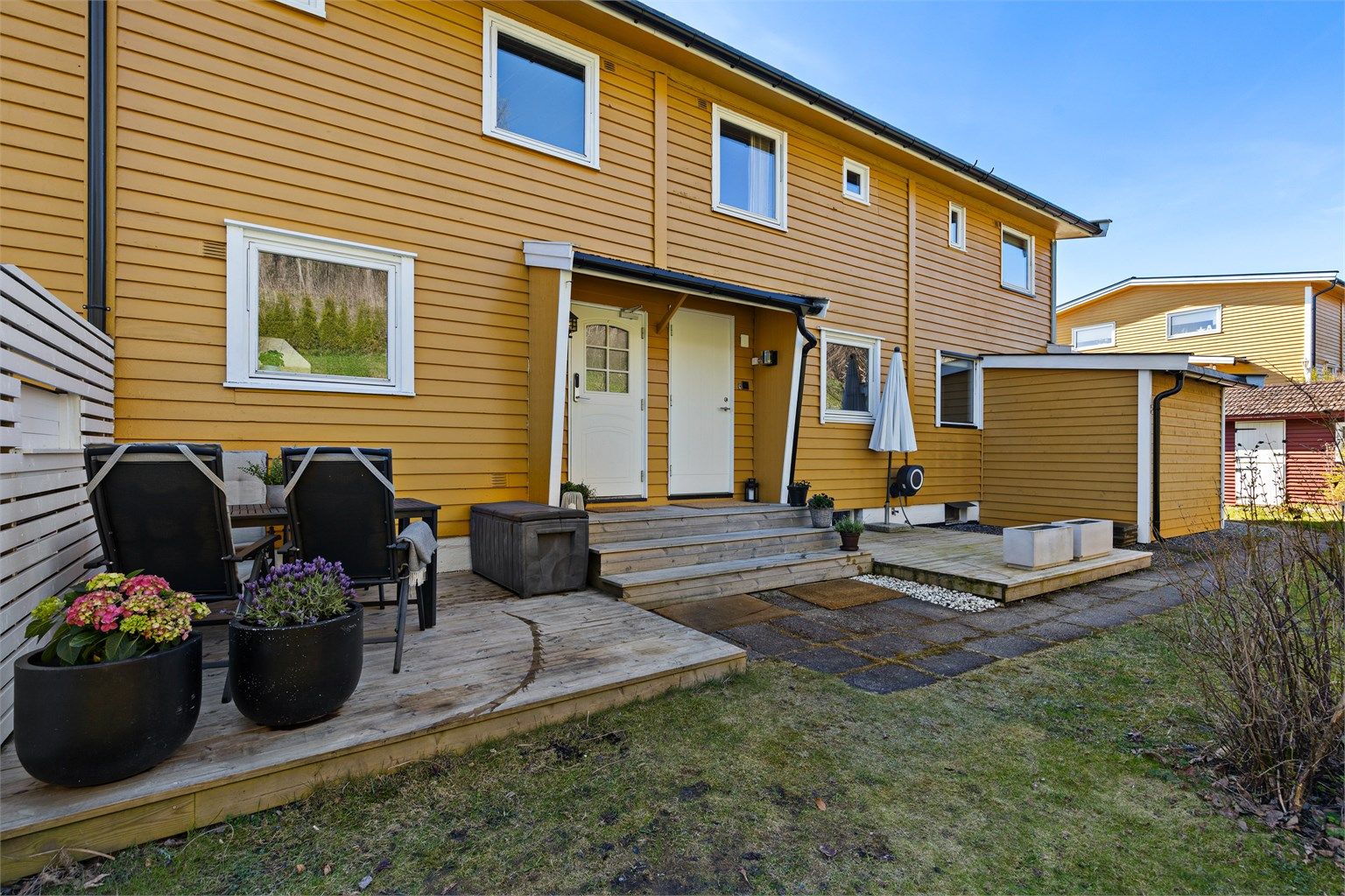 Inngangspartiet med terrasse og tilgang til hagen.