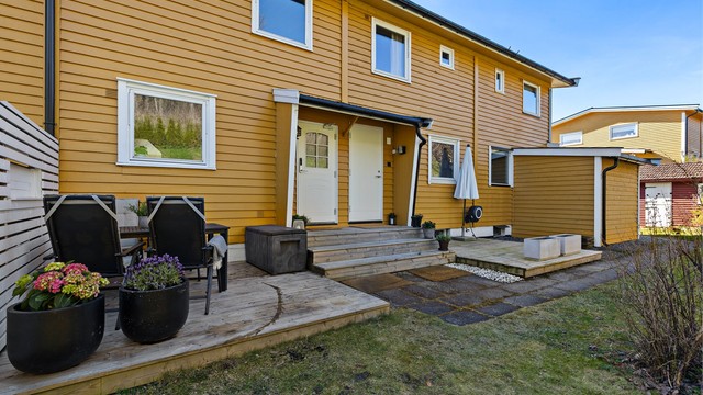 Inngangspartiet med terrasse og tilgang til hagen.