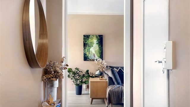 Lys og innbydende entré med nytt gulv og plassbygd garderobeskap. Leiligheten disponerer også to romslige boder utenfor leiligheten.