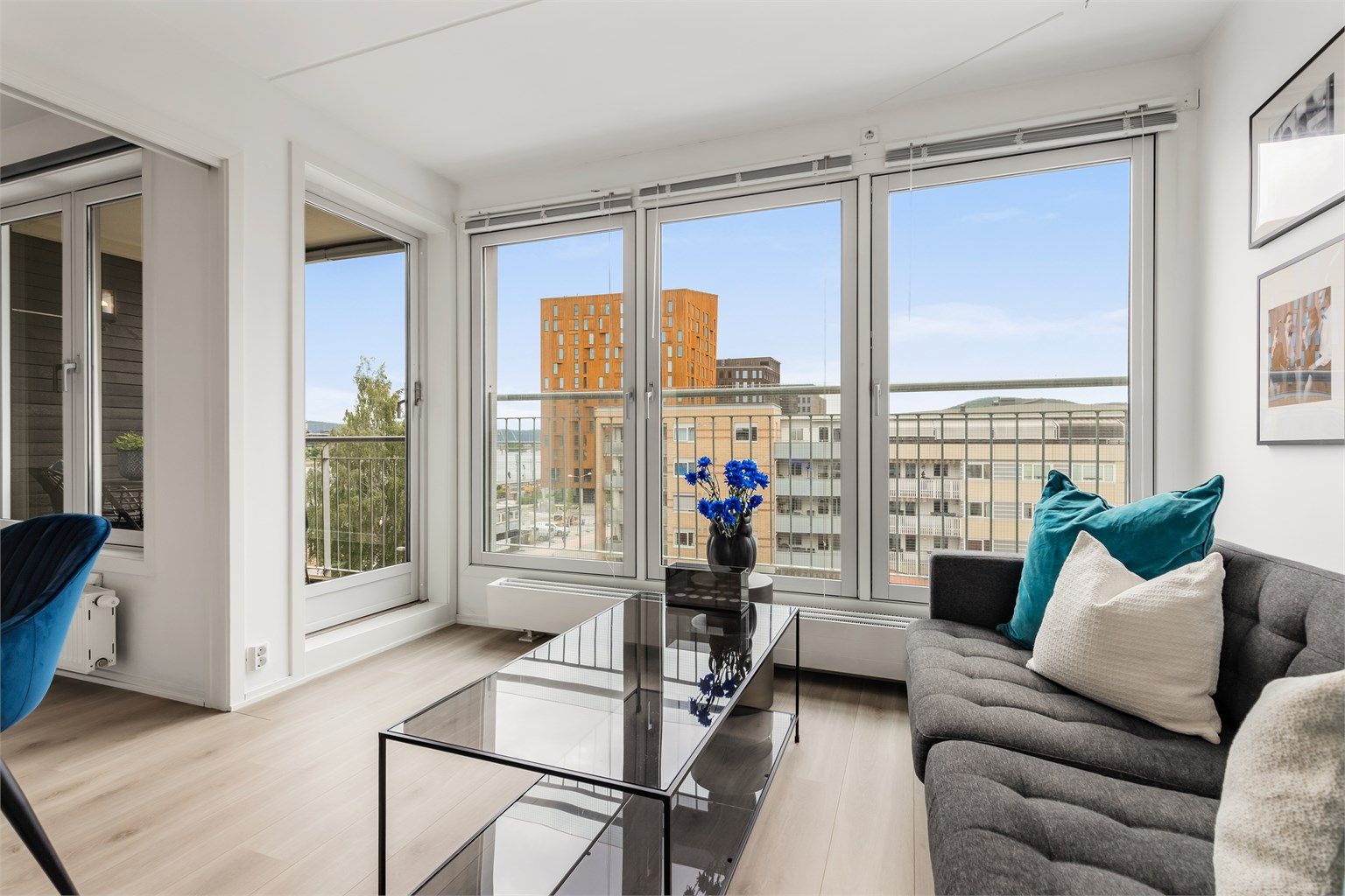 Leiligheten har rikelig med naturlig lys