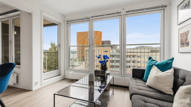Leiligheten har rikelig med naturlig lys