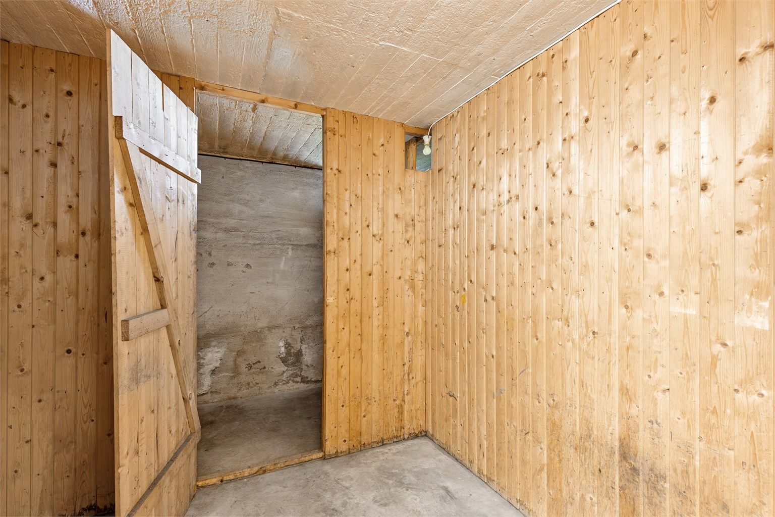 Leiligheten disponerer en kjellerbod og en loftsbod for ekstra lagring.