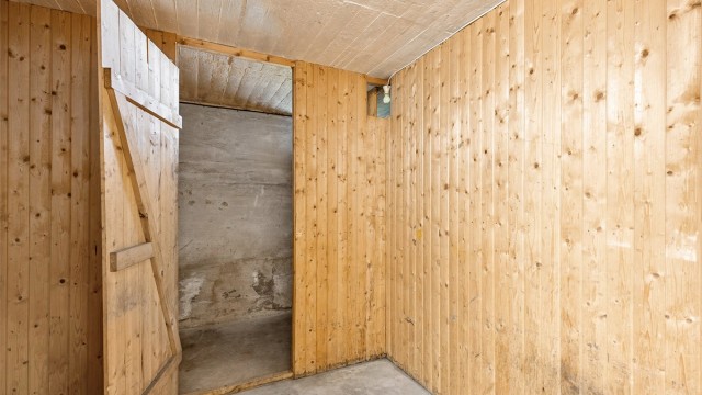 Leiligheten disponerer en kjellerbod og en loftsbod for ekstra lagring.