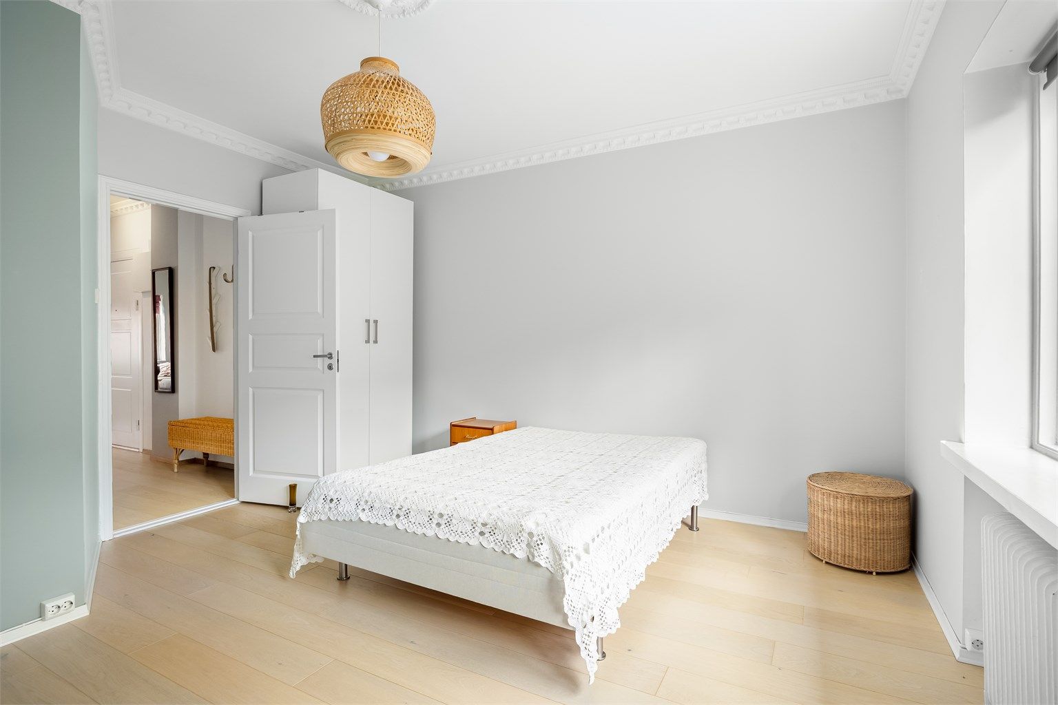 Stort og romslig hovedsoverom mot bakgården med god plass til dobbeltseng, tilhørende nattbord på begge sider og garderobeskap.