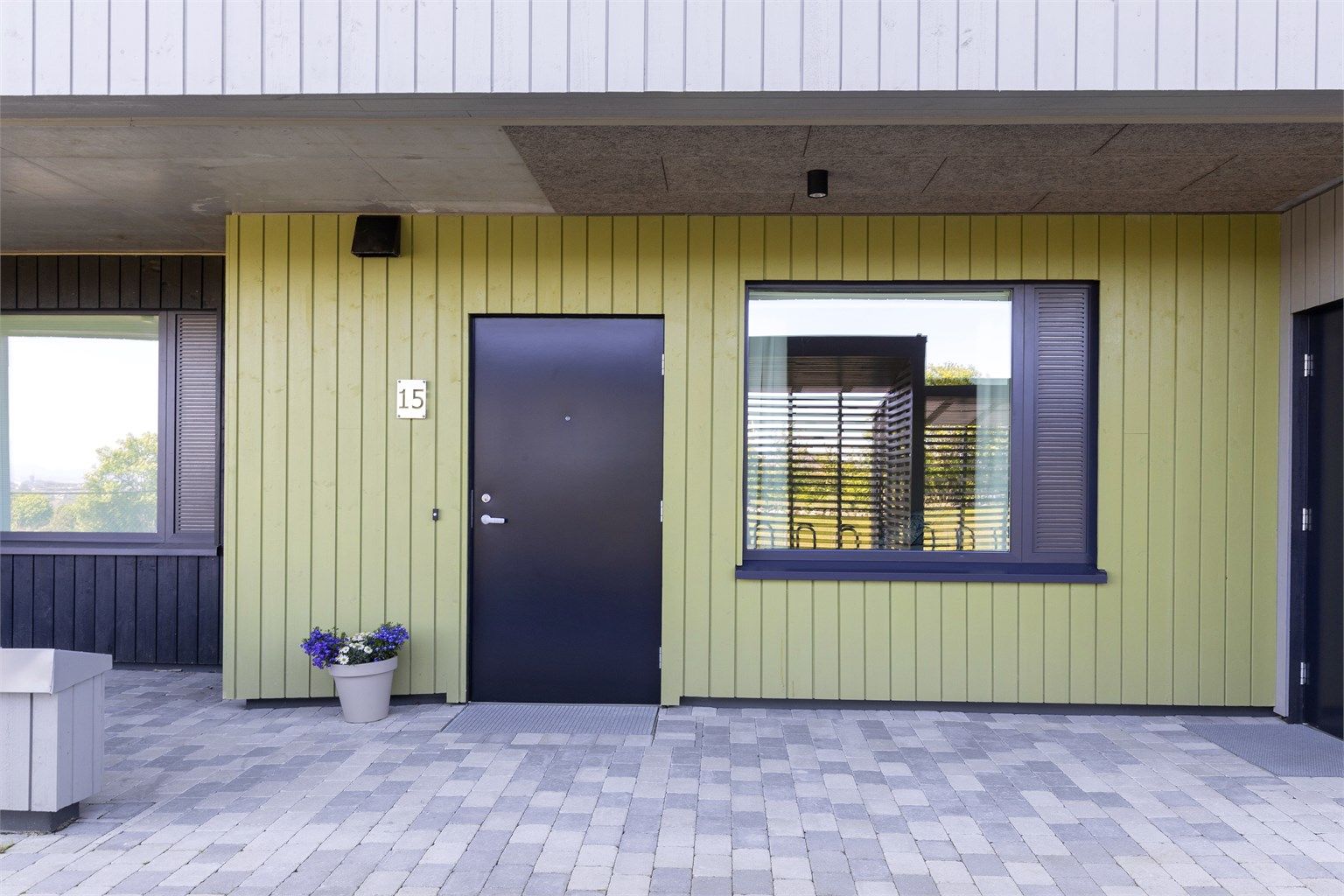 Egen inngang fra bakkeplan.