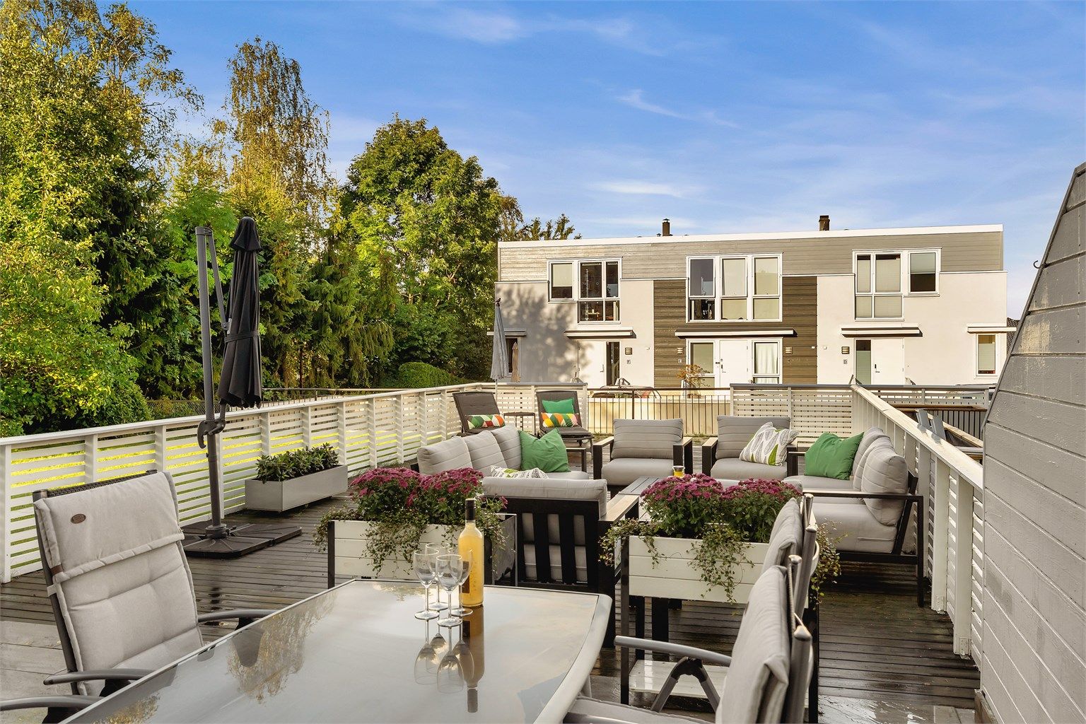 Boligen har fantastiske uteplasser der den store terrassen på baksiden har sol fra morgen til kveld