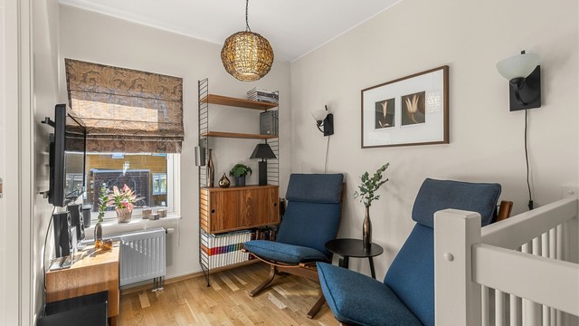Hyggelig loftstue på 12 kvm som kan benyttes som TV-stue, kontor eller ekstra oppholdsrom.