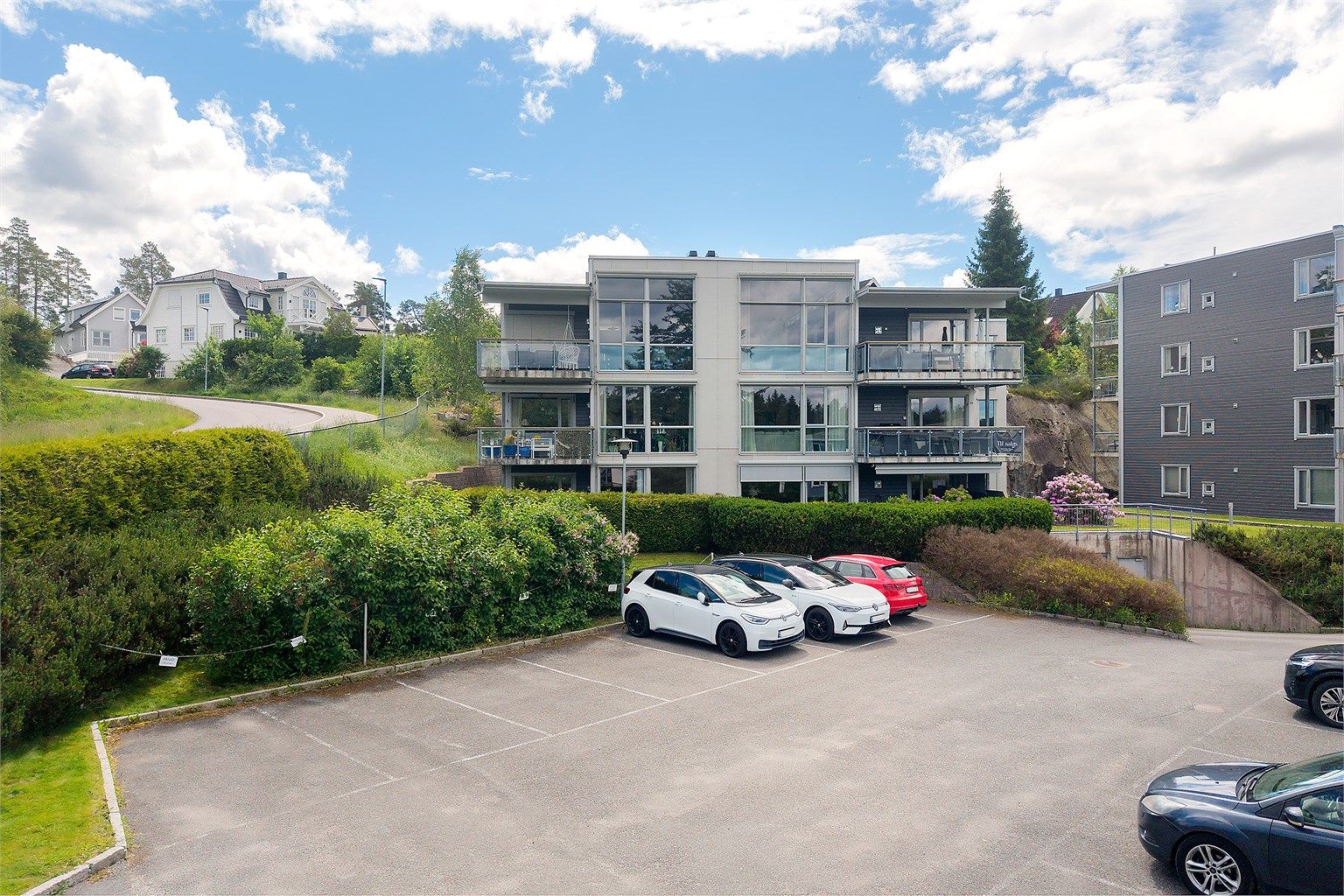 Moderne leilighetsbygg fra 2007 med felles opparbeidede uteområder.