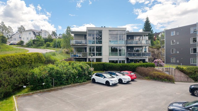 Moderne leilighetsbygg fra 2007 med felles opparbeidede uteområder.