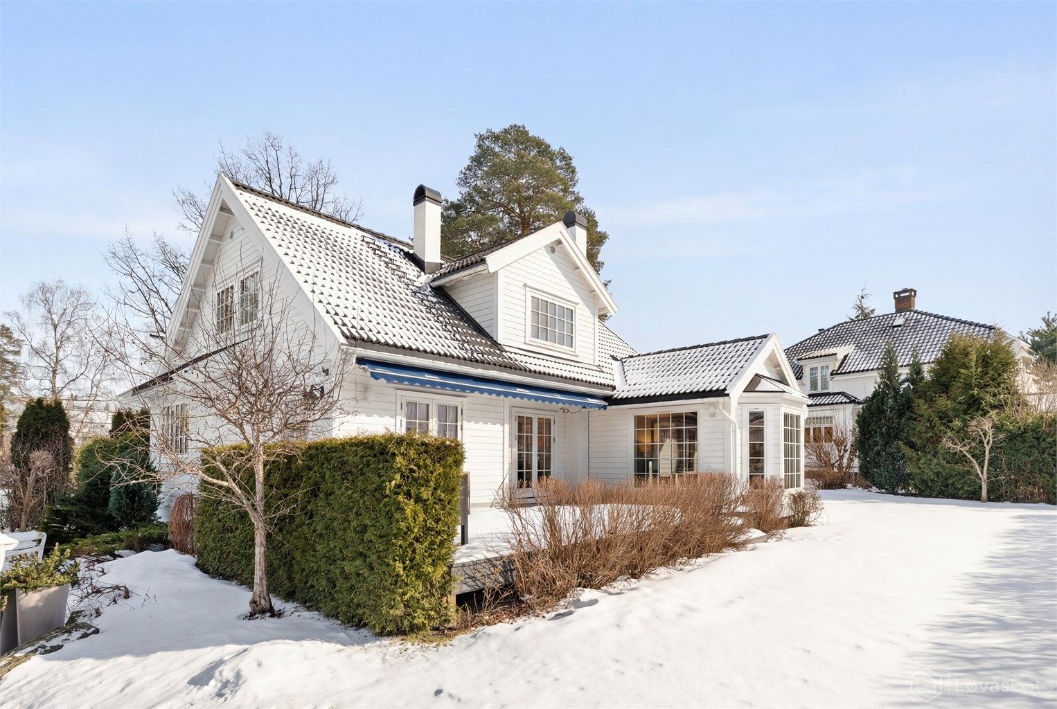 Terrassen er på 41 kvm og er belagt med kompositt terrassebord som krever lite vedlikehold. Elektrisk markise på terrassen