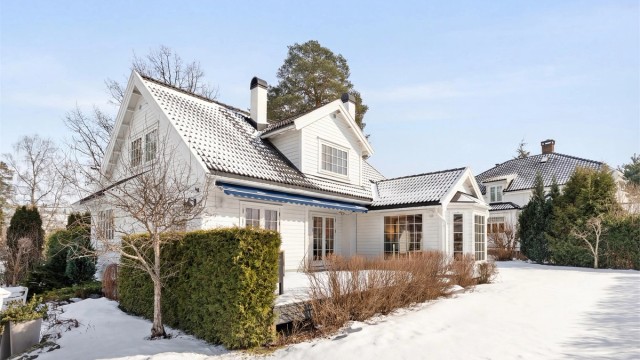 Terrassen er på 41 kvm og er belagt med kompositt terrassebord som krever lite vedlikehold. Elektrisk markise på terrassen