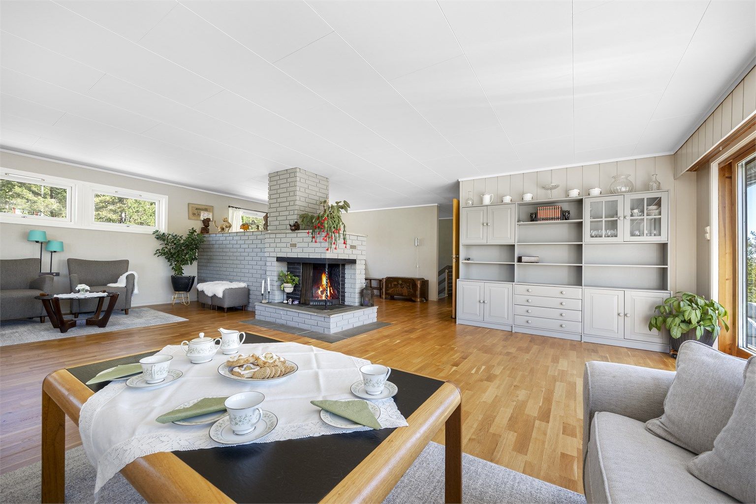 Den romslige stuen gir fleksibilitet for møblering med plass til både sofagruppe og spisebord.