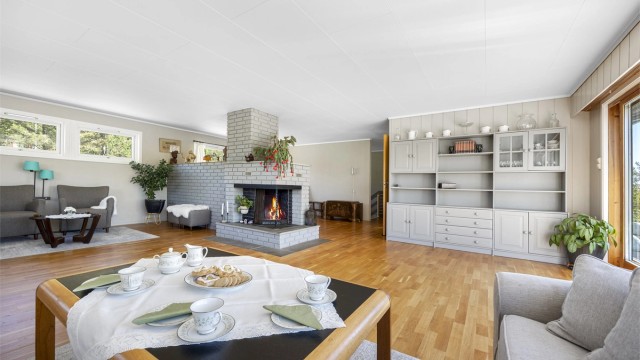 Den romslige stuen gir fleksibilitet for møblering med plass til både sofagruppe og spisebord.