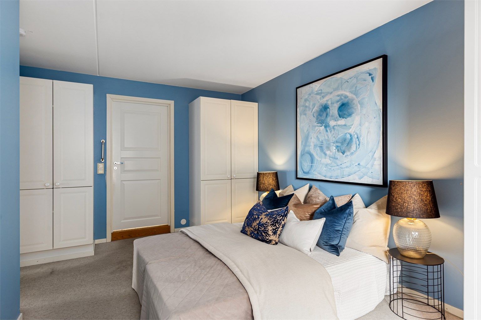 Fra hovedsoverommet er det inngang til ett av leilighetens to bad.