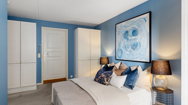 Fra hovedsoverommet er det inngang til ett av leilighetens to bad.