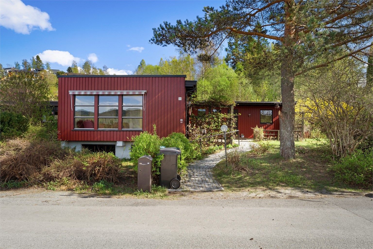 En innholdsrik familiebolig med stort potensial, beliggende på en flat og solrik tomt i et veletablert villastrøk.