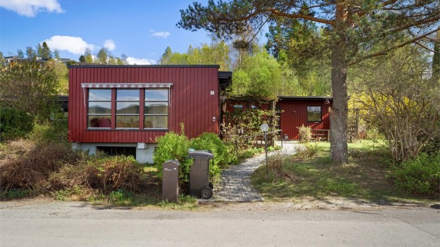 En innholdsrik familiebolig med stort potensial, beliggende på en flat og solrik tomt i et veletablert villastrøk.