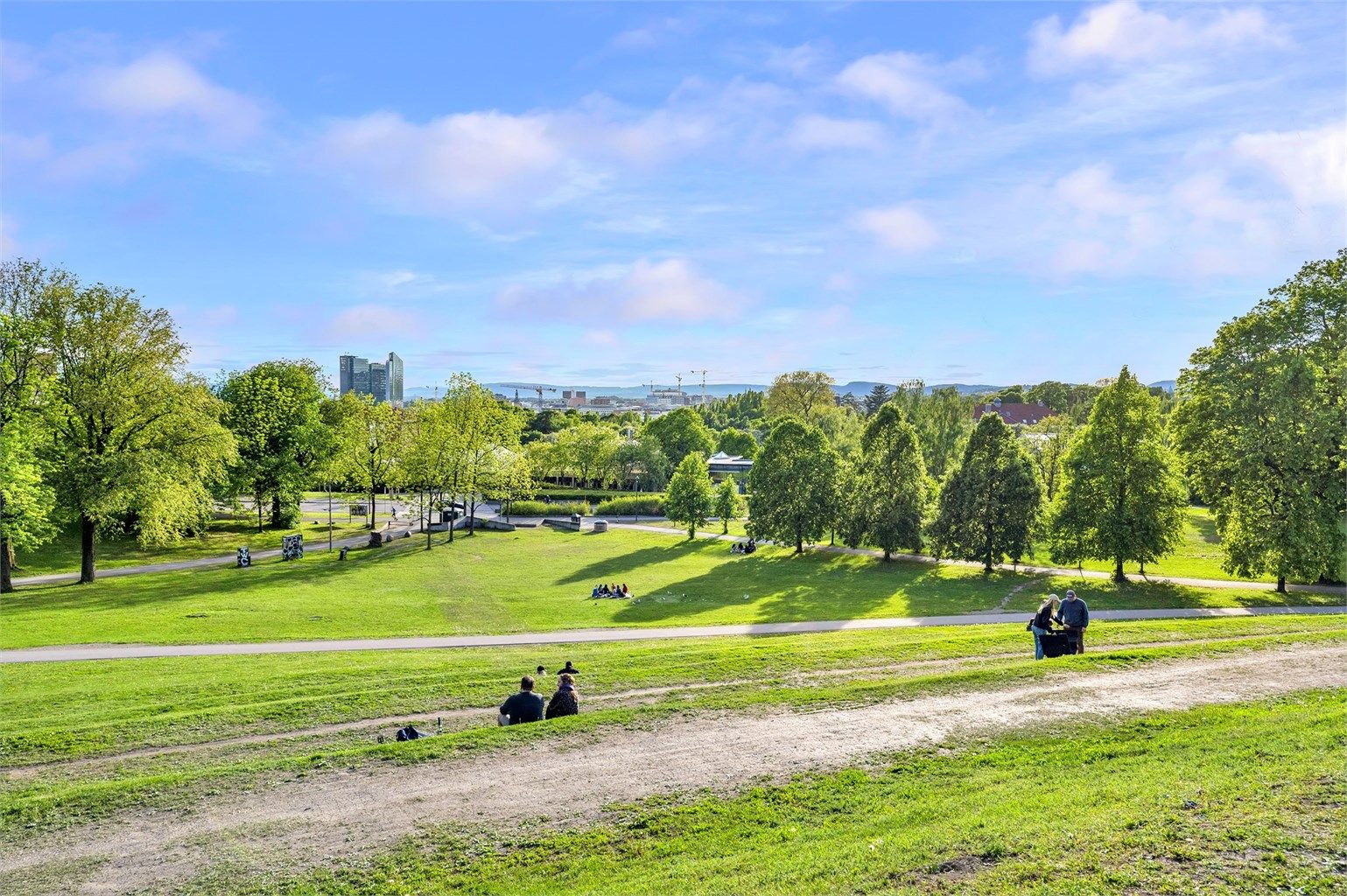 Leiligheten har en attraktiv beliggenhet på Carl Berner/Ola Narr. Her fra Tøyenparken som er en forlengelse av Ola Narr. 