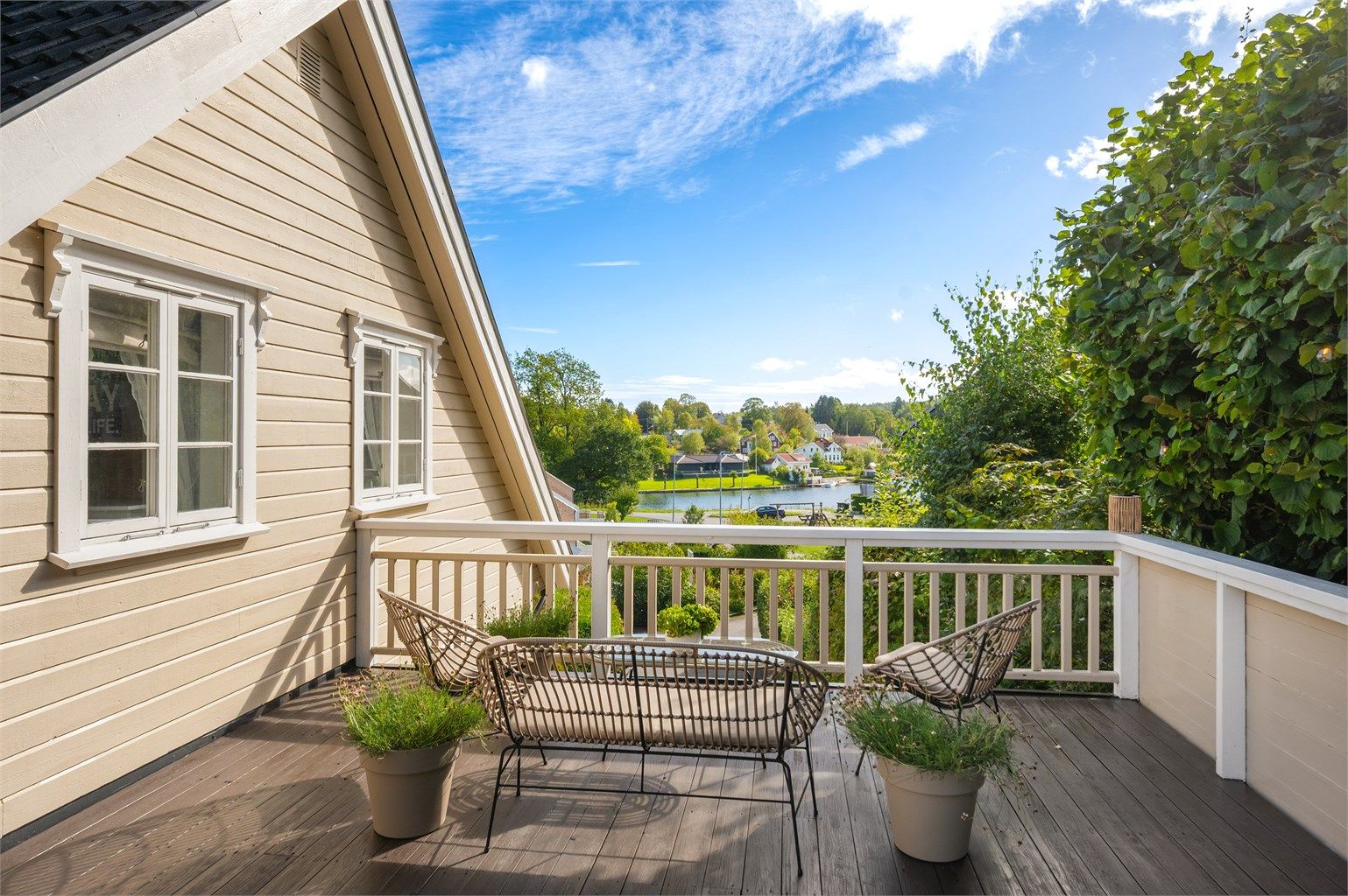 Takterrassen over carporten byr på utsikt mot Nidelva og god plass til utemøbler.