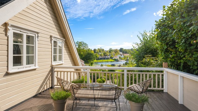 Takterrassen over carporten byr på utsikt mot Nidelva og god plass til utemøbler.