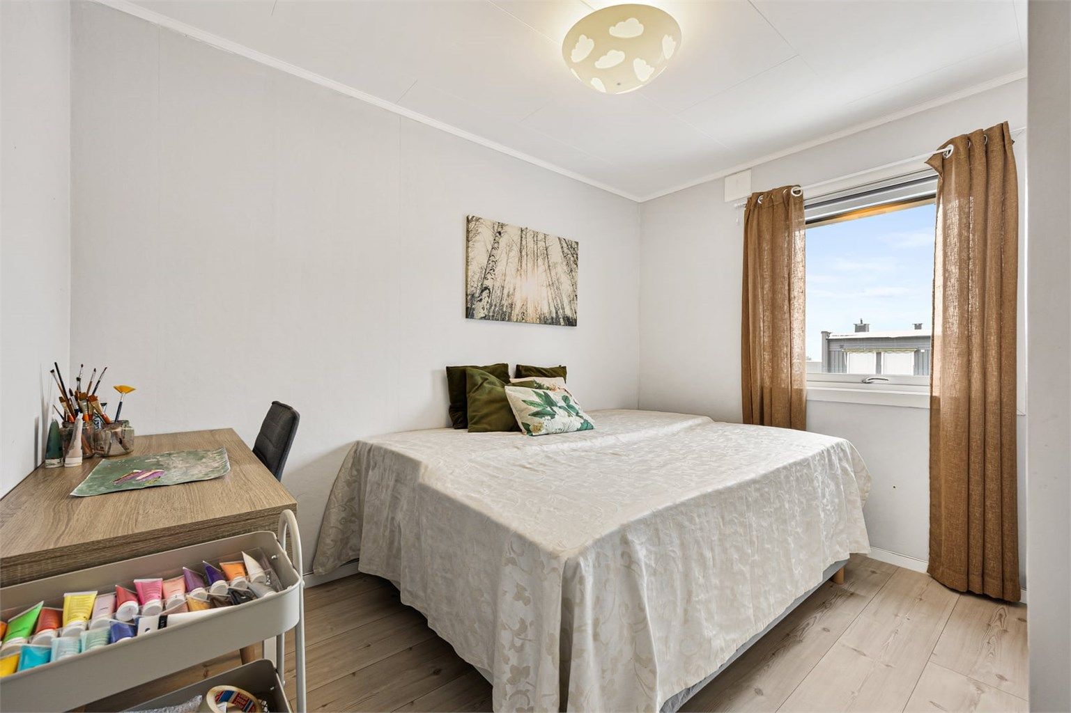 Det andre soverommet har også god størrelse, med plass til seng og skrivepult.