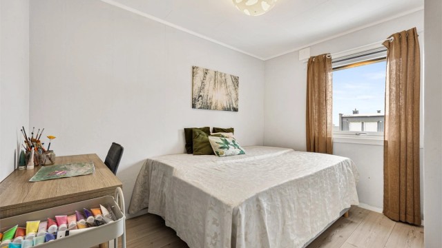 Det andre soverommet har også god størrelse, med plass til seng og skrivepult.