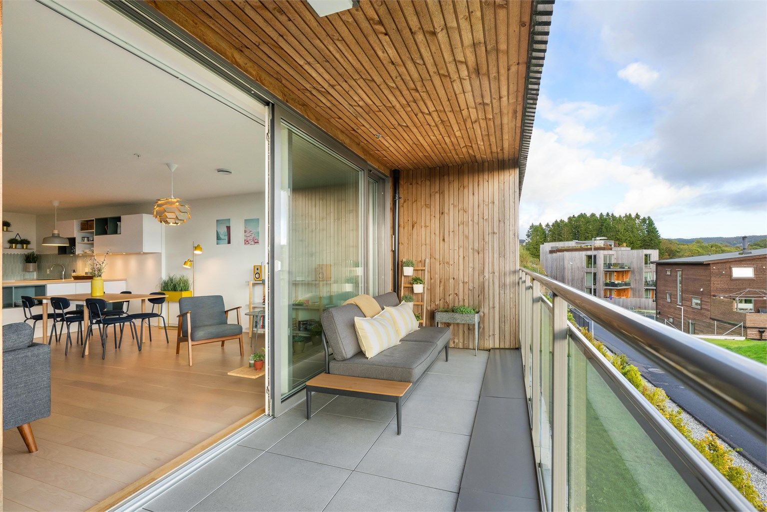 Med den store skyvedøren fungerer uteplassen som en naturlig forlengelse av stuen.