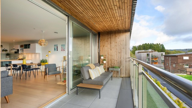 Med den store skyvedøren fungerer uteplassen som en naturlig forlengelse av stuen.