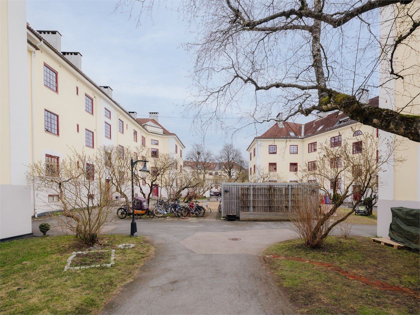 Området er kjent for sin hyggelige atmosfære og nærhet til noen av Oslos fineste friområder.