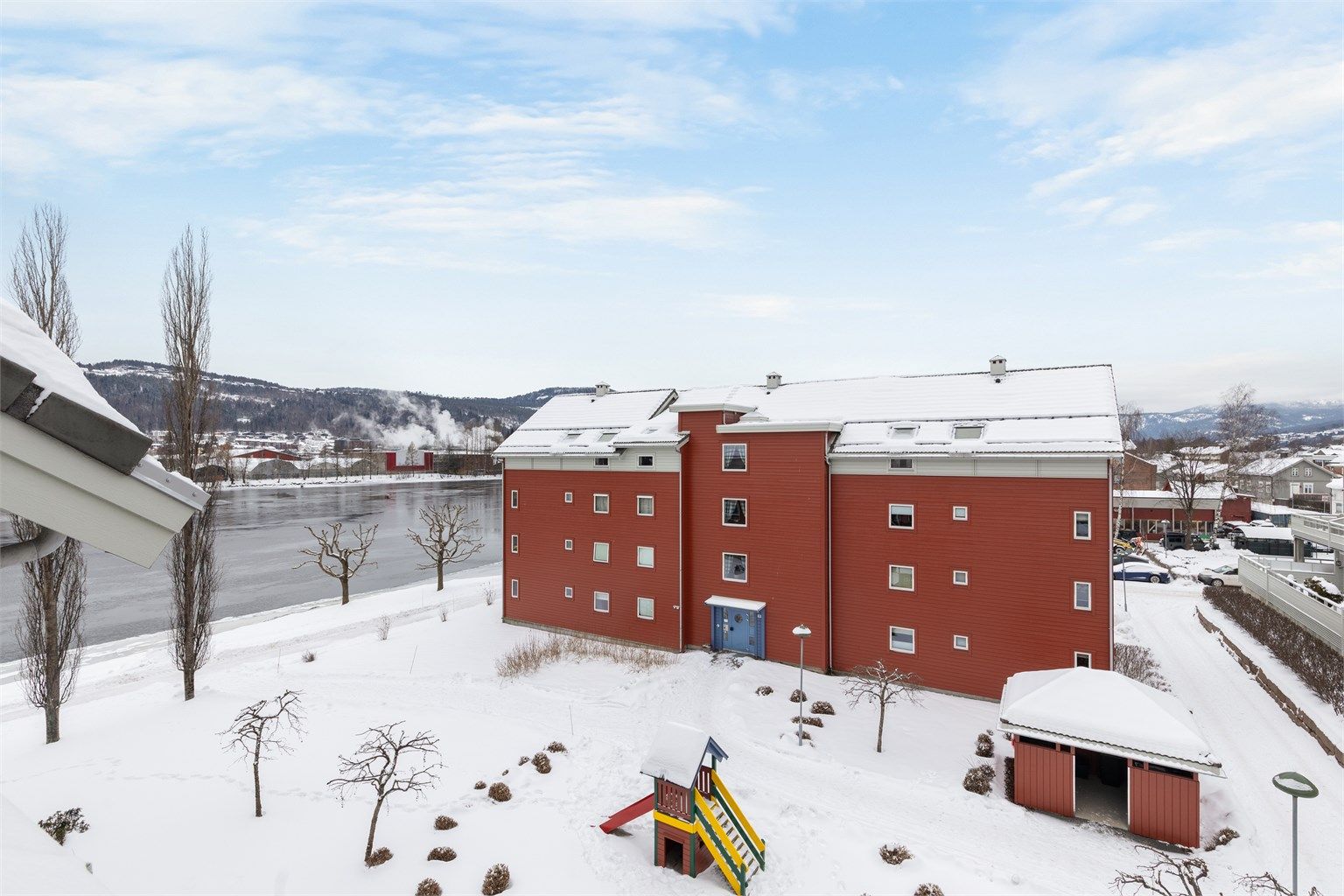Beliggenheten er tilbaketrukket, med utsyn over fellesområdene og elven.