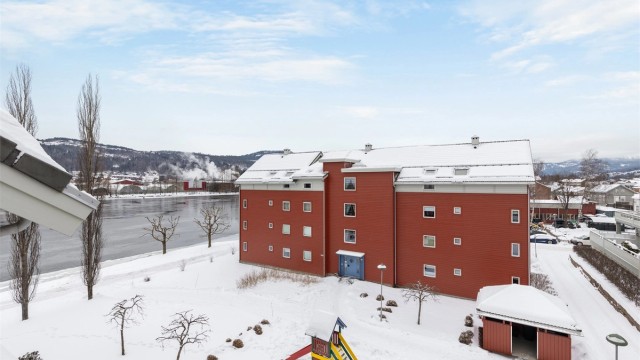 Beliggenheten er tilbaketrukket, med utsyn over fellesområdene og elven.