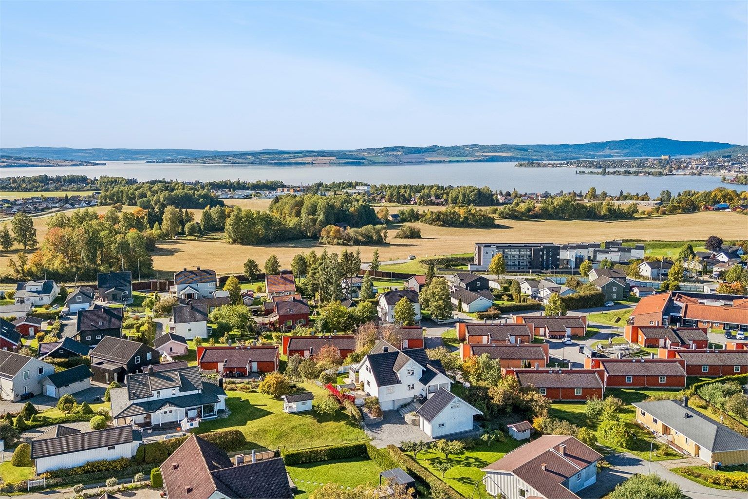 Eiendommen ligger med kort avstand til dagligvare, buss, skoler og barnehager. Nærhet til Hamar.